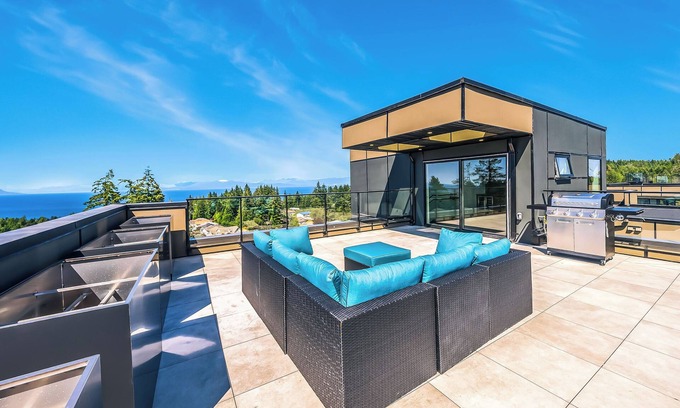 Regional District of Nanaimo House | Luxury! New Built! Roof Top Ocean & Mountain Views! AC & BBQ