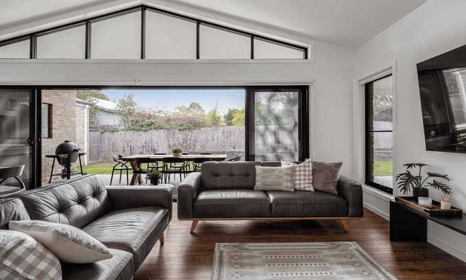 Mount Beauty House | Luxury On Lakeside Su