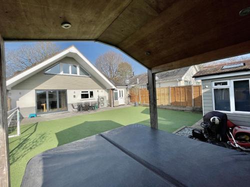 Ferndown House | Luxury Pamper Home Hot Tub & Sauna Ladies Retreat