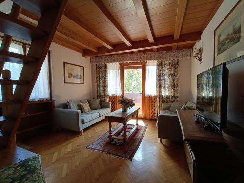 Cortina d'Ampezzo Historic Centre Apartment | Luxury Panoramic 3BR Apt 2min to Centre 5min to Lifts