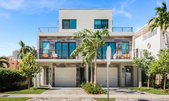 Colee Hammock House | Luxury Paradise walk to Las Olas -5 mins to Beach