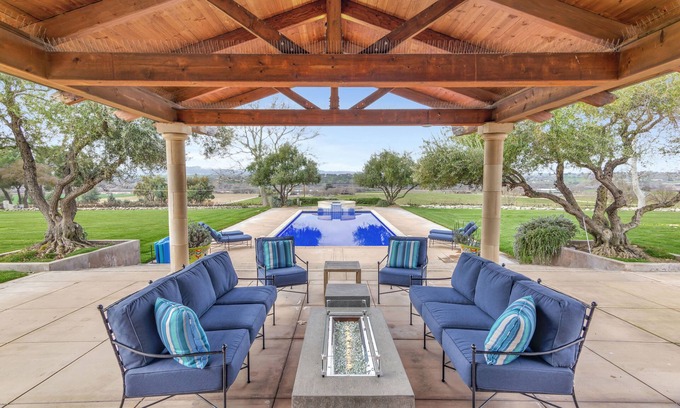 Paso Robles House | Luxury Paso Villa w/pool, jacuzzi, ping pong & bocce ball - 10 min to downtown!