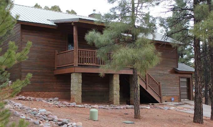 Show Low Cabin | Luxury/Privacy w/pine trees, 2 covered decks, free WiFi, DISH 250 package, 4 TVs