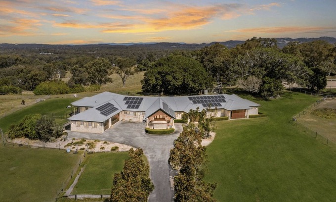 Thornlands House | Luxury Range Stay: 6 bedroom 4 bathroom
