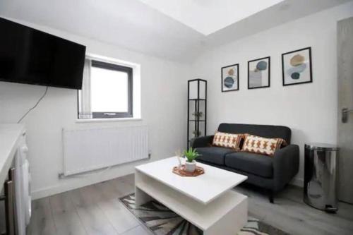 Roath Apartment | Luxury Redefined:Cardiff 1-bed