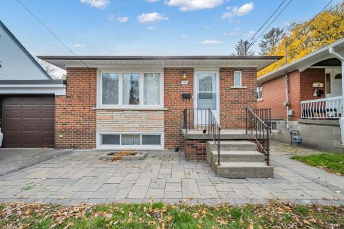 Newtonbrook Apartment | Luxury Renovated House in Prime Location with Parking