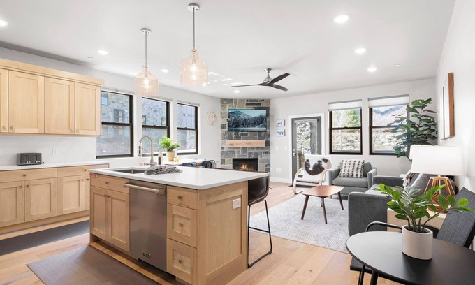 Park City Condo | Luxury Retreat – 3BR w/Balcony, Fireplace & Near Deer Valley Lifts