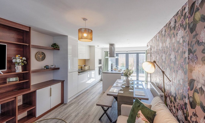 Failsworth House | Luxury Retreat for 10 with Hot Tub and Spacious Garden