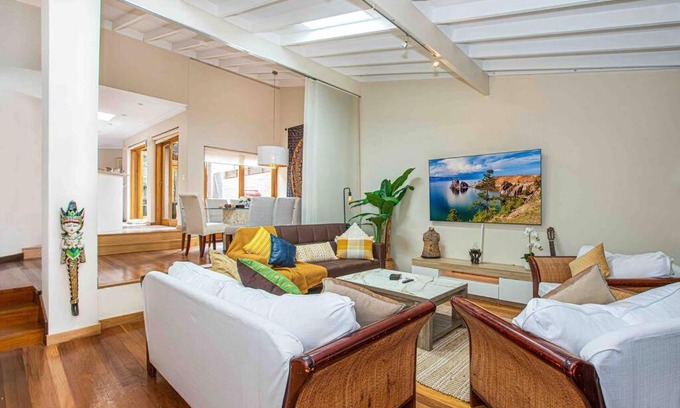Camperdown Villa | Luxury Retreat Home - 4bed House w/Parking - Mins from CBD