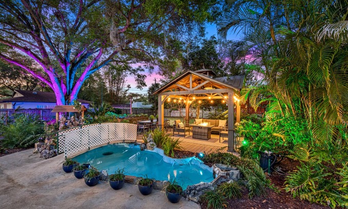 Walsingham House | Luxury Retreat: Pool, Games, Basketball & More!