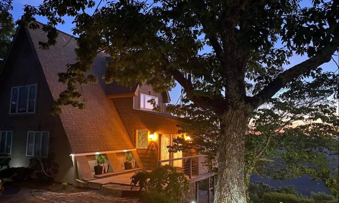 Graysville House | Luxury retreat with panoramic views at Mount Sinai Manor!