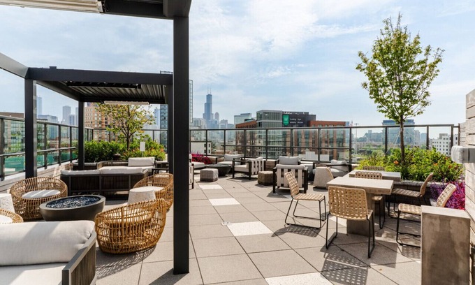 Pulaski Park Apartment | Luxury River West High-Rise N2 Gym+Rooftop+Skyline