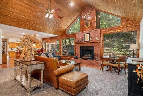 Mid America House | Luxury Rock Creek Cabin w Deck by Lake Hamilton
