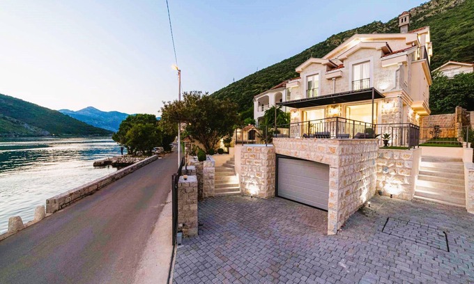 Lepetane Villa | ❤️Luxury Seafront Villa–4BR | 5 Baths| 3 Equipped kitchen| Hot Tub| BBQ| Terrace