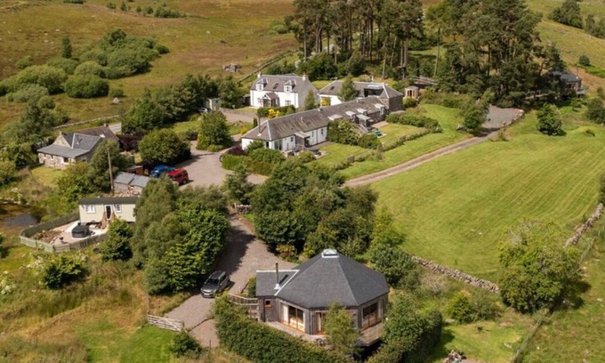 Blairgowrie Cabin | Luxury, secluded, Adult only Treehouse with hot tub, woodburner & stunning views