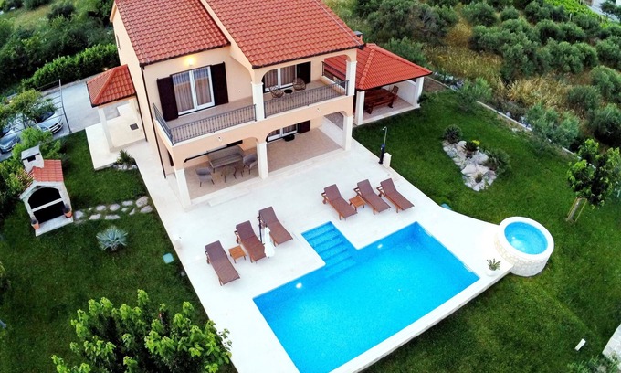 Rudine Villa | Luxury secluded villa w. pool, jacuzzi and garden