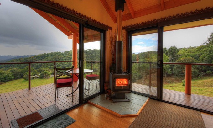 Balmoral Ridge House | Luxury self-contained villa with king bed, double spa, fireplace, and kitchen.
