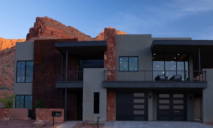 Ivins House | Luxury Service 5 Bedrooms - Sleeps 10 – Private Pool - Daily HSK