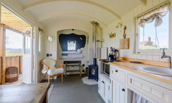 Faringdon Cottage | Luxury shepherd's hut for 2 in the Cotswolds - Aurora