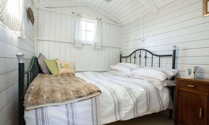 Huntingdon House | Luxury shepherd's hut - sleeps 2 adults 2 children. Access to hot tub & sauna.