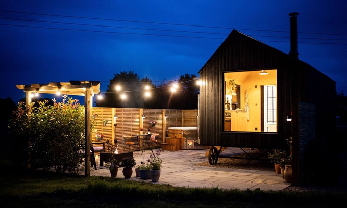 Colchester Apartment | Luxury Shepherds Hut with outdoor area and hot tub