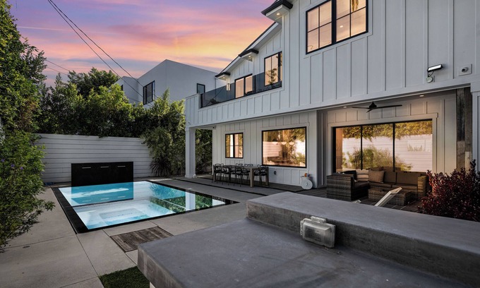Melrose House | Luxury Sierra Villa - 6bdr+, pool/theatre room