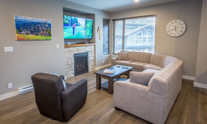 Sun Peaks House | ★ Luxury Ski-in/out 3 Bedroom Townhouse w/private hot tub & garage