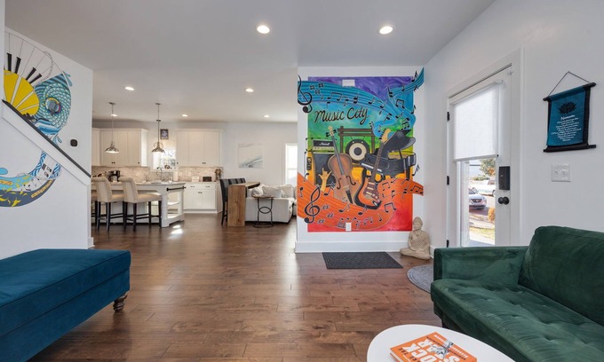 East Nashville House | Luxury Space 5 Min To Downtown with Hot Tub