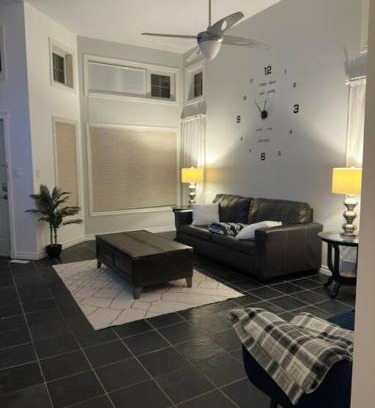 London Villa | Luxury Spacious 5-Bedroom Home