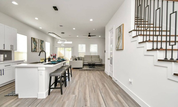 OST - South Union House | Luxury Stay: King Bed, Near NRG & MedCtr