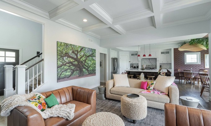 Rochester House | Luxury Stay/Theater/No step entry/Dogs Welcome