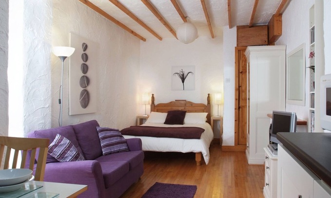 Coniston Apartment | Luxury Studio Apt For 2 In Contemporary Cottage Style
