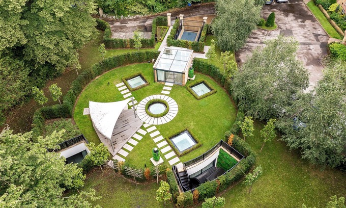 Trafford House | Luxury Subterranean Mansion - 3 amazing bedroom suites