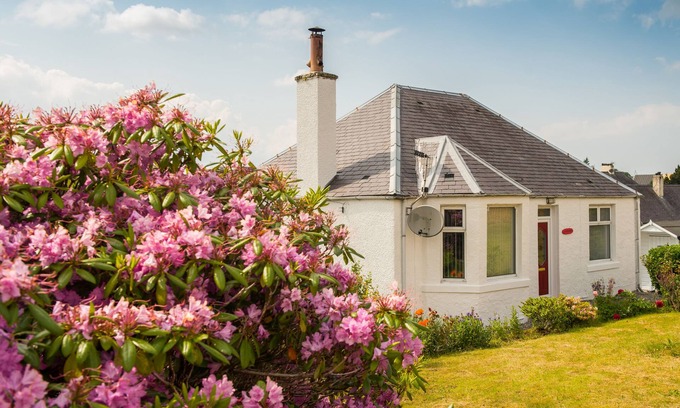 Achachork Cottage | Luxury Super Central Cottage with a Hot Tub/Gym