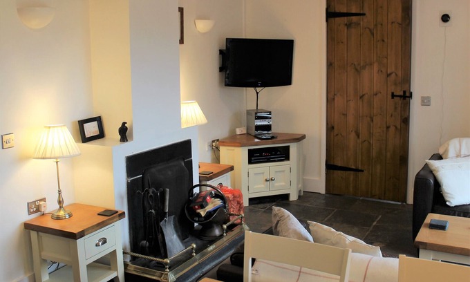 Glyn-Dyfrdwy Cottage | Luxury Swallow Cottage with a Mountain View at Dee Valley Cottages