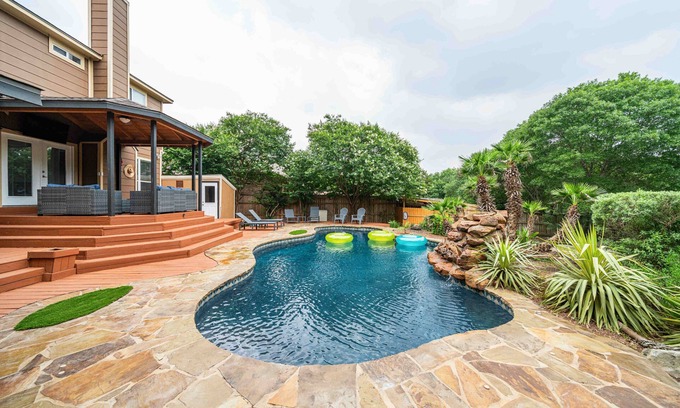 Wetmore House | Luxury Texas House with Pool & Game Room by 6Flags & Seaworld