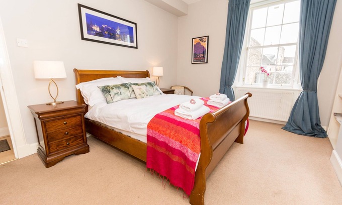 New Town Apartment | Luxury Thistle New Town 1 Bed Apt Super King