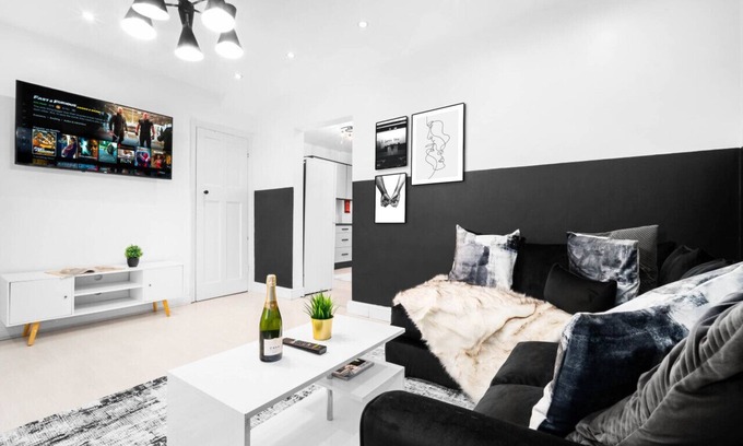 Seisdon House | Luxury Three Bedroom House - Parking - Garden