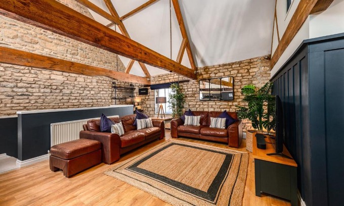 Stamford Apartment | Luxury town centre loft apartment in converted Granary