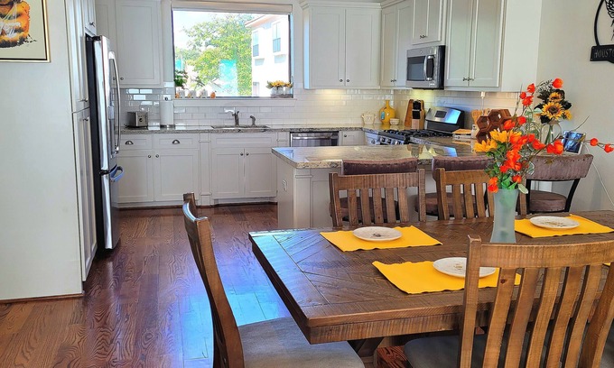 MacGregor House | Luxury Townhome - Near Downtown Houston & Medical Center