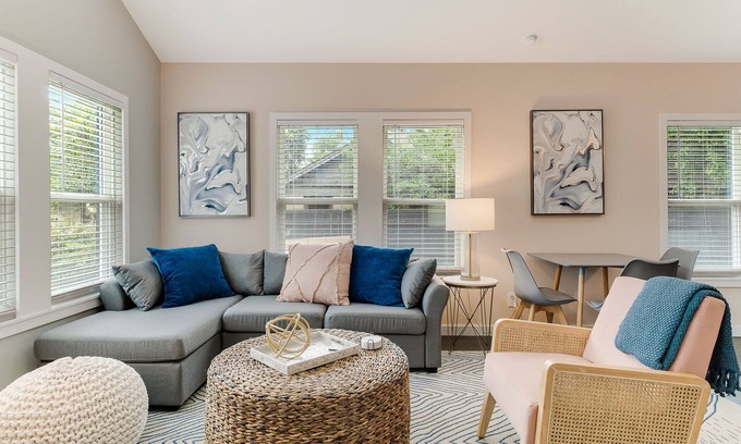 Oak Cliff House | Luxury Townhome | Pet Friendly