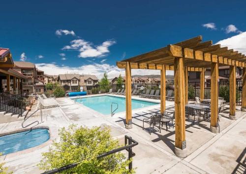 Bear Hollow Village House | Luxury Townhome, Private Balcony and Hot Tub, Great Location, 4 BR