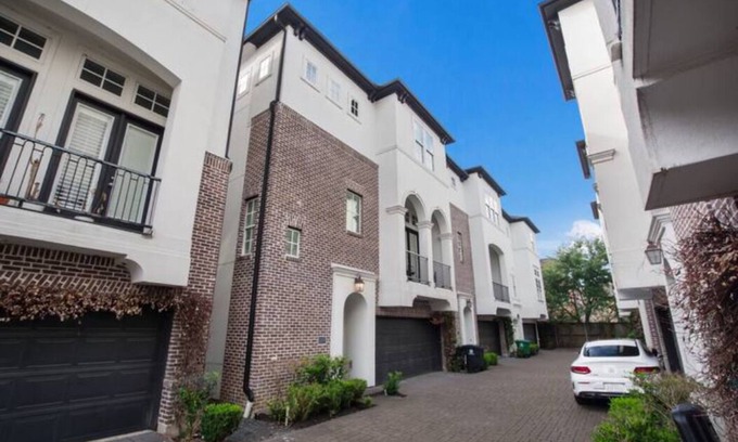 Riverside Terrace House | Luxury Townhome/Tesla-Charger/TX Medical Ctr/Sleeps 7 - 5 beds