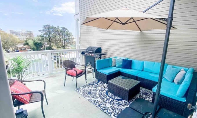 Wilmington Beach Villa | Luxury Townhouse w/Golf Cart & Private Elevator