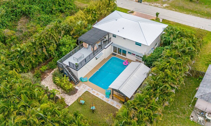 San Carlos Park House | Luxury Tropical Oasis: 4-Bedroom Retreat