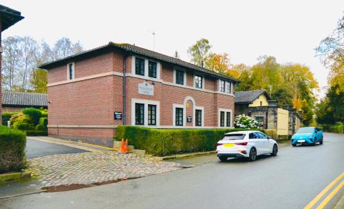Stoke-on-Trent Apartment | Luxury Two Bed Suite - Walk to Trentham Gardens!