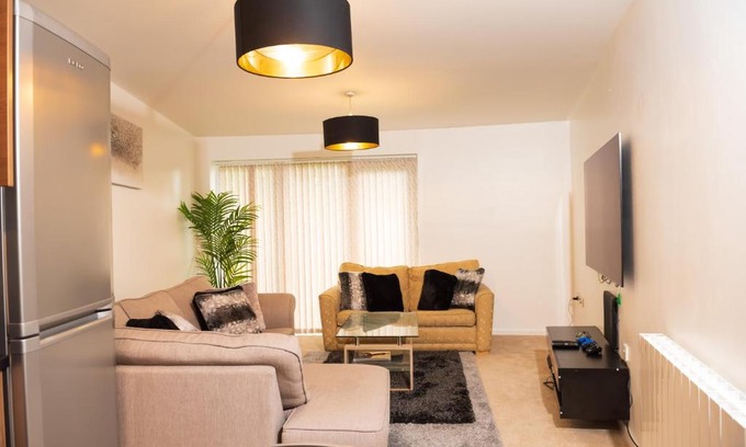 Oldham Apartment | Luxury Two bedroom Flat opposite COOP Live n Etihad Stadium with Free secure Parking, Netflix and Sky TV