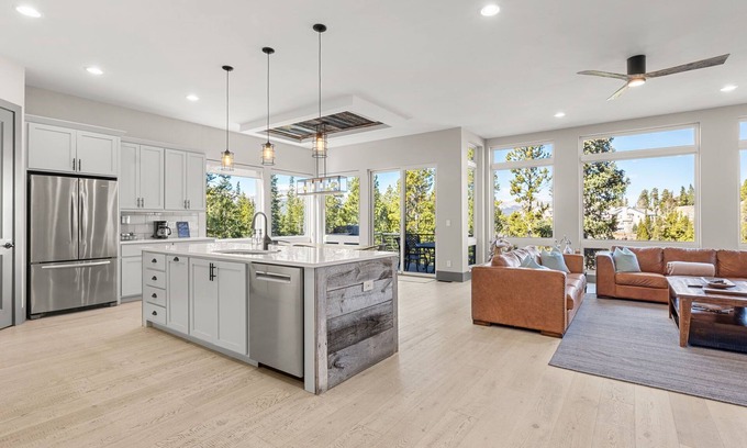 Baldy Mountain House | Luxury|Views|Hot Tub|Free Bus Route