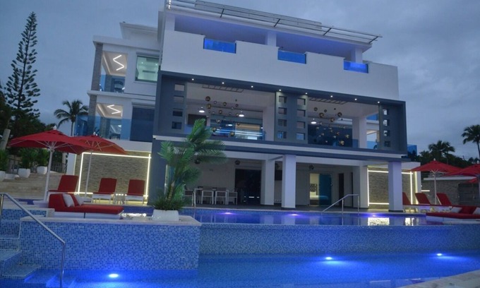 Los Maestros Villa | Luxury Villa*12rooms,comfort,pool & relax.10min from airport & beach.