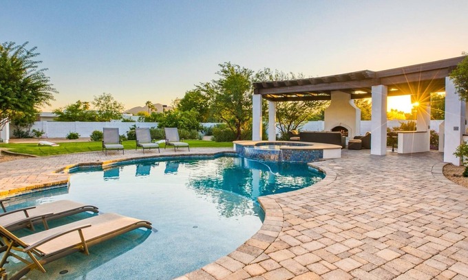 Tierra Feliz North House | Luxury Villa in Paradise Valley - Patio, Fire Feature, Ping Pong, & guest house!
